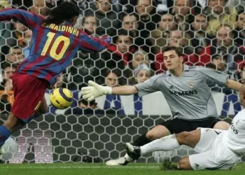 Como en los viejos tiempos… ¡Golazo de Ronaldinho de tropiezo contra el Madrid!