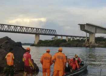 Sube a 10 cifra de muertos en colapso de puente en Brasil