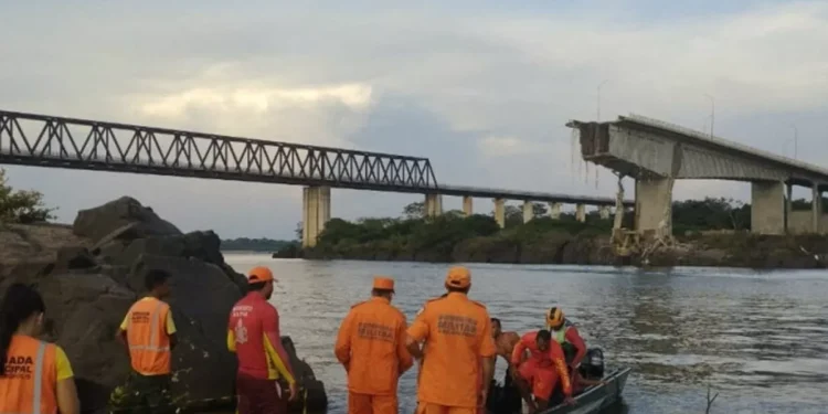 Sube a 10 cifra de muertos en colapso de puente en Brasil