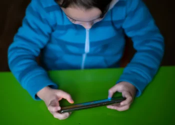 Lula sanciona pincho ley que prohíbe el uso de celulares en las escuelas de Brasil