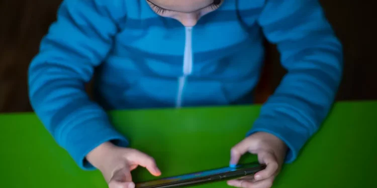 Lula sanciona pincho ley que prohíbe el uso de celulares en las escuelas de Brasil