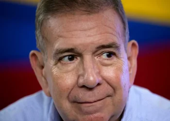 Edmundo González Urrutia viaja a Argentina entretanto Venezuela ofrece USD 100.000 por su captura