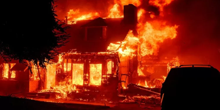 Dos muertos, varios heridos y miles de evacuados por voraces incendios más o menos de Los Ángeles