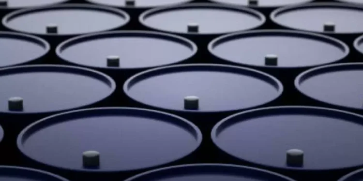 Petróleo se encarece ante debilidad del dólar y dudas por aprovisionamiento en Rusia e Irán