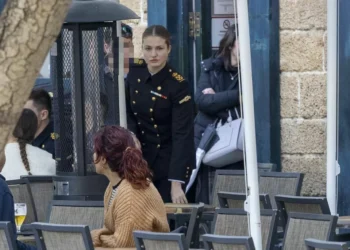 La Princesa Leonor disfruta con sus compañeros en espina terraza de un bar de Cádiz