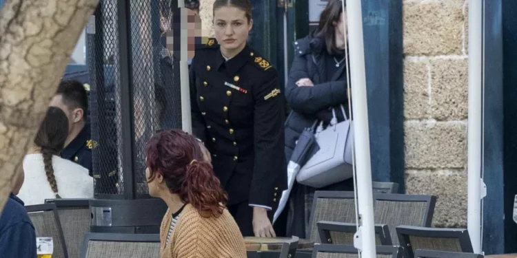 La Princesa Leonor disfruta con sus compañeros en espina terraza de un bar de Cádiz