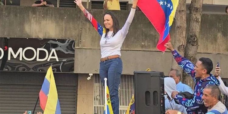 María Corina Machado reaparece en una protesta en Caracas