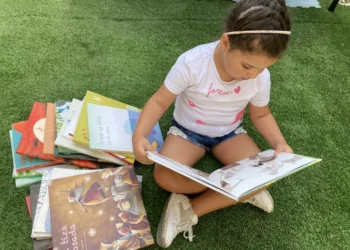 Vacaciones llenas de aventuras: Descubre cómo fomentar el amor por la recital en niños este verano