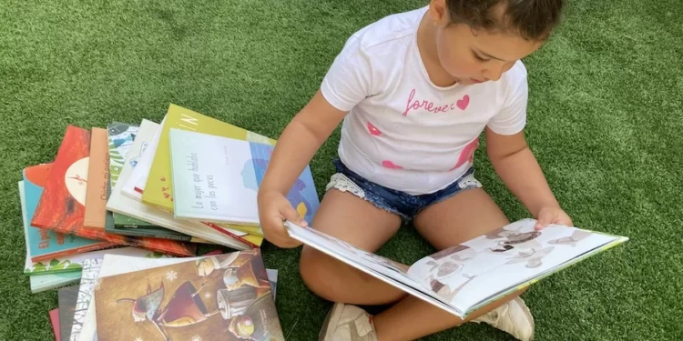 Vacaciones llenas de aventuras: Descubre cómo fomentar el amor por la recital en niños este verano