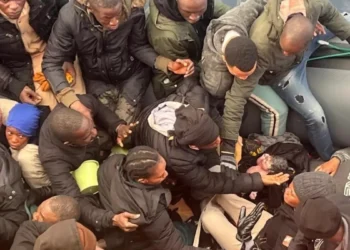 Rescatan a bebé nacido en embarcación de migrantes empalizada de España