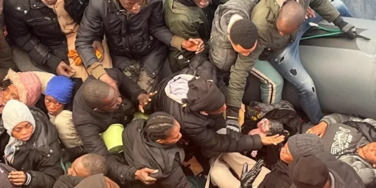 Rescatan a bebé nacido en embarcación de migrantes empalizada de España