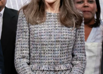 La Reina Letizia elige un aderezo tweed para combatir las frías temperaturas