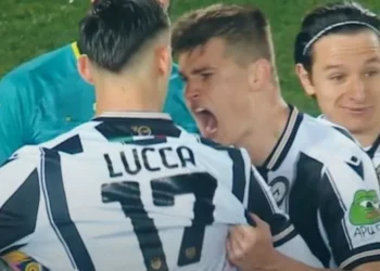 El Udinese es un polvorín: agarrón por un penalti y cambio inmediato