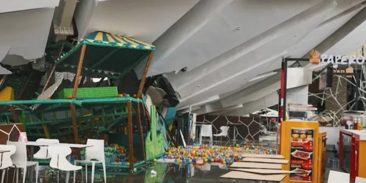 Cuatro muertos y 78 heridos tras el desplome de un techo de un núcleo comercial en Perú