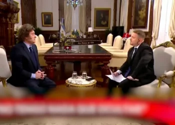 Polémica en Argentina por encuentro a Milei interrumpida por asesor cuando hablaba del escándalo con criptomonedas