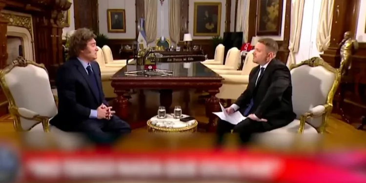 Polémica en Argentina por encuentro a Milei interrumpida por asesor cuando hablaba del escándalo con criptomonedas