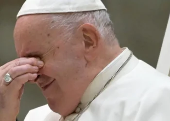 El papa Francisco sigue en “brazo crítico” y sus médicos afirman que “no está fuera de peligro”