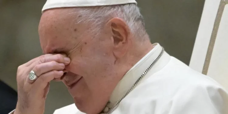 El papa Francisco sigue en “brazo crítico” y sus médicos afirman que “no está fuera de peligro”