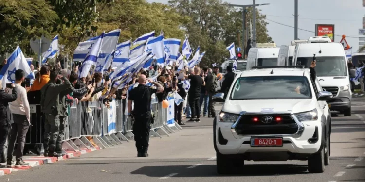 Hamás anuncia que entregó a Israel los cuerpos de cuatro rehenes, incluidos los niños de la clan Bibas