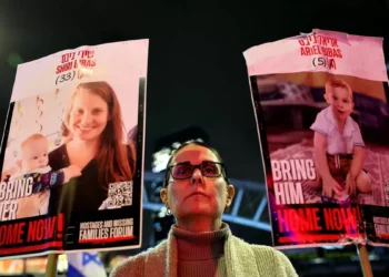 Familiares de rehenes israelíes confirman la muerte de cortesana de origen argentino Bibas y de sus hijos