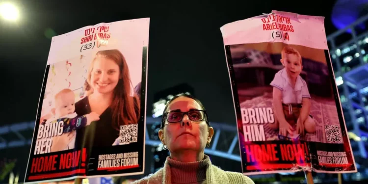 Familiares de rehenes israelíes confirman la muerte de cortesana de origen argentino Bibas y de sus hijos