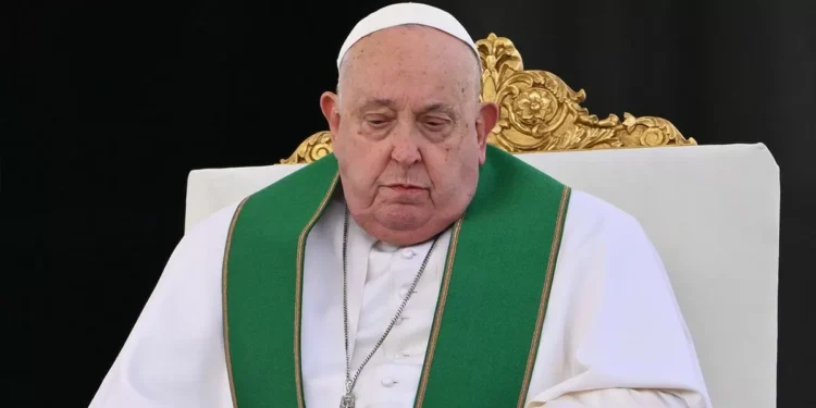 El papa Francisco continúa en estamento “crítico”y recibiendo oxígeno, anuncia el Vaticano