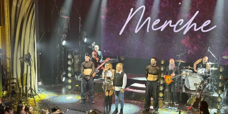 Belén Esteban protagoniza un emotivo momento con Merche en su primer gala de la gira