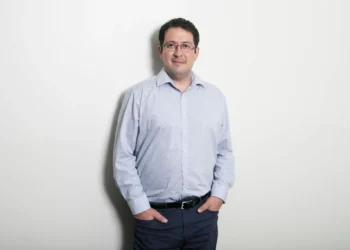 Académico UDLA destaca al stand-up comedy y su impresión en el bienestar emocional nacional