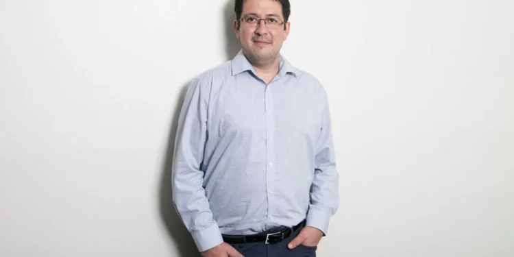 Académico UDLA destaca al stand-up comedy y su impresión en el bienestar emocional nacional