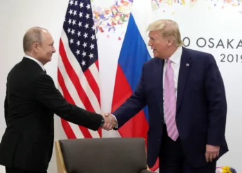 Trump y Putin acordaron que el camino hacia la tregua iniciará con un alto el fuego parcial