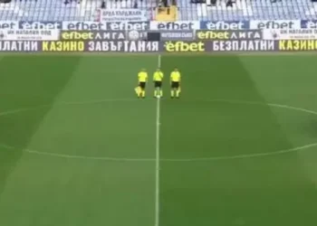 Liada monumental: Un equipo de Bulgaria guarda un minuto de silencio por la asesinato de un jugador que sigue vivo