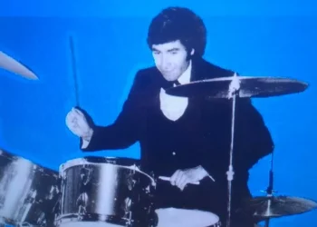 Pampino Hugo Navarro se prepara para romper record de correa tocando batería