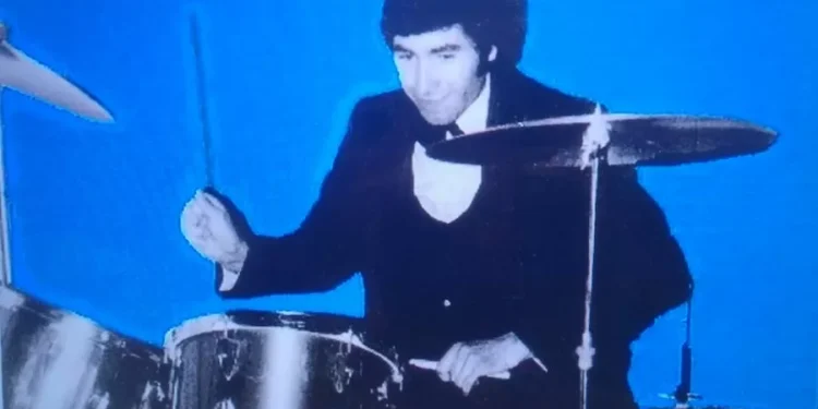 Pampino Hugo Navarro se prepara para romper record de correa tocando batería