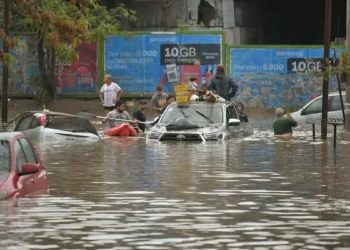 Aumentan a diez los muertos por vendaval en Bahía Blanca y son más de 1.300 las personas evacuadas