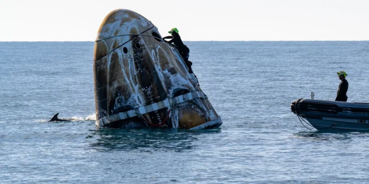Los astronautas varados en la Estación Espacial abandonan la nave y llegaron a la terreno
