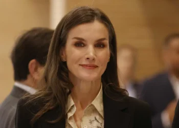 La Reina Letizia, aplaudida por la prensa internacional por su último estilismo