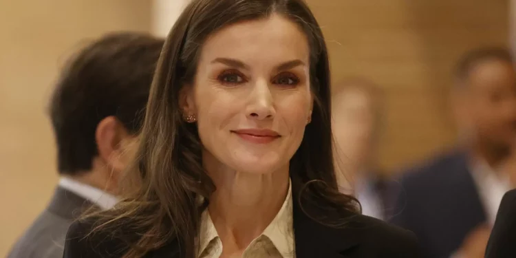 La Reina Letizia, aplaudida por la prensa internacional por su último estilismo