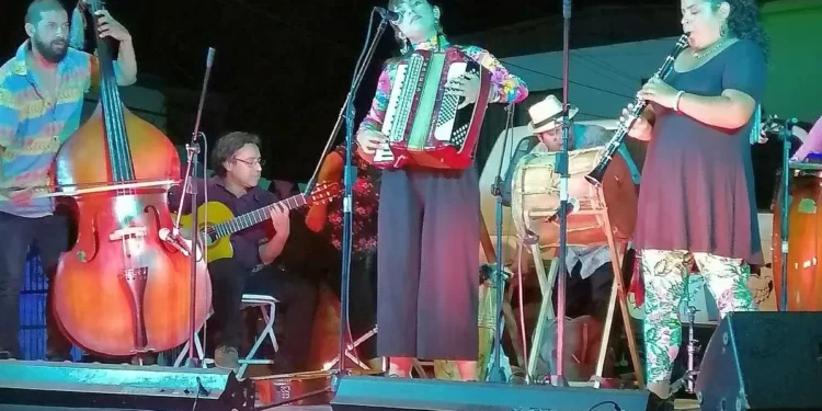 Diez espacios culturales presentan su oferta artística en el Paseo Baquedano