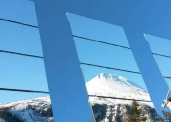 El pueblo donde la única forma de recibir norte solar es usando espejos: así funciona