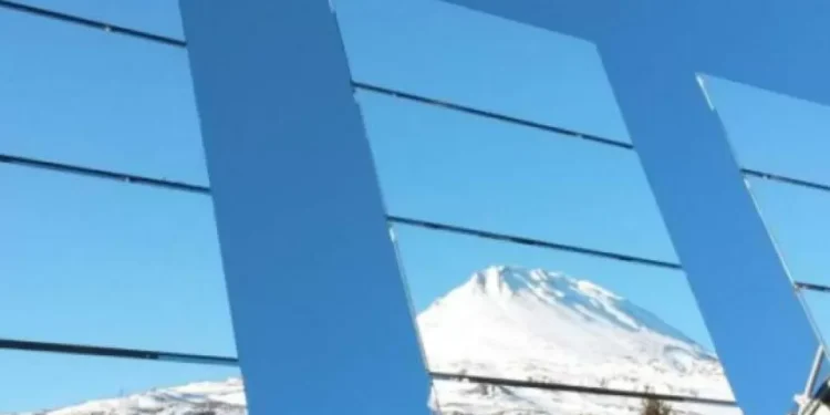 El pueblo donde la única forma de recibir norte solar es usando espejos: así funciona