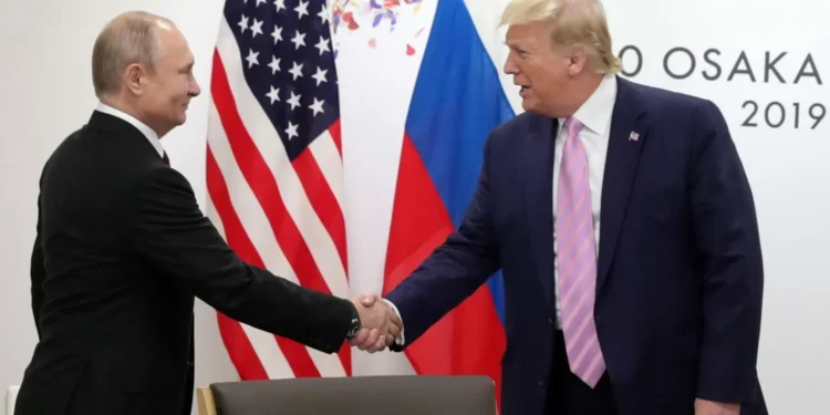 El Kremlin confirma planes de conversación telefónica este martes entre Putin y Trump