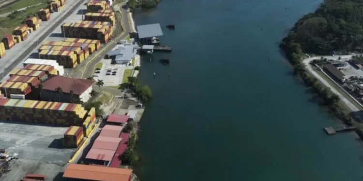 Estadounidense BlackRock busca comprar puertos en Panamá