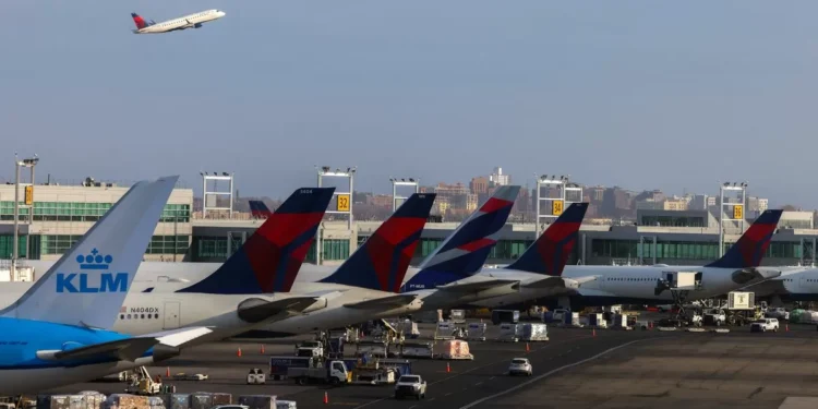 Estados Unidos considera pincho nueva prohibición de viajes que afectaría a 43 países