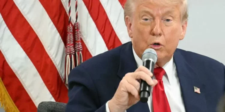 Trump reconsidera imposición de aranceles del 50% a Canadá