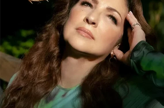 Gloria Estefan abraza su donado icónico y su herencia musical en “Raíces”