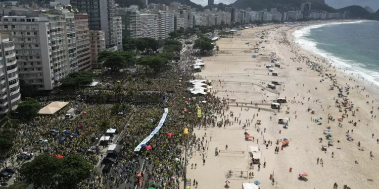 Bolsonaro, que enfrenta juicio por presunto intento de entrada de Estado, moviliza a sus seguidores en Copacabana