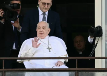 El papa Francisco da las “gracias” en su primera aparición en público desde su hospitalización