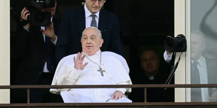 El papa Francisco da las “gracias” en su primera aparición en público desde su hospitalización