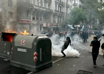 Al a salvo 20 heridos y más de 100 detenidos tras manifestación con enfrentamientos en Buenos Aires