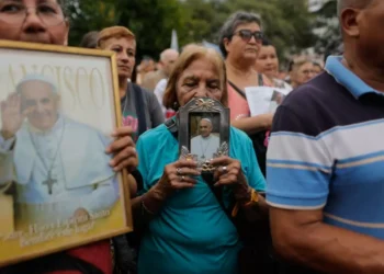Vaticano publica la primera foto del papa Francisco desde que fue hospitalizado